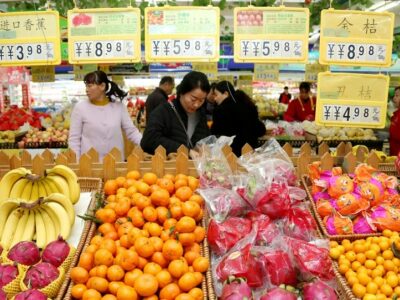 A customer shops for fruits at a supermarket in Zaozhuang city, east China's Shandong province, 9 November 2018. China's consumer price index (CPI), a main gauge of inflation, rose 2.5 percent year on year in October, unchanged from that in September, data showed Friday (9 November 2018).